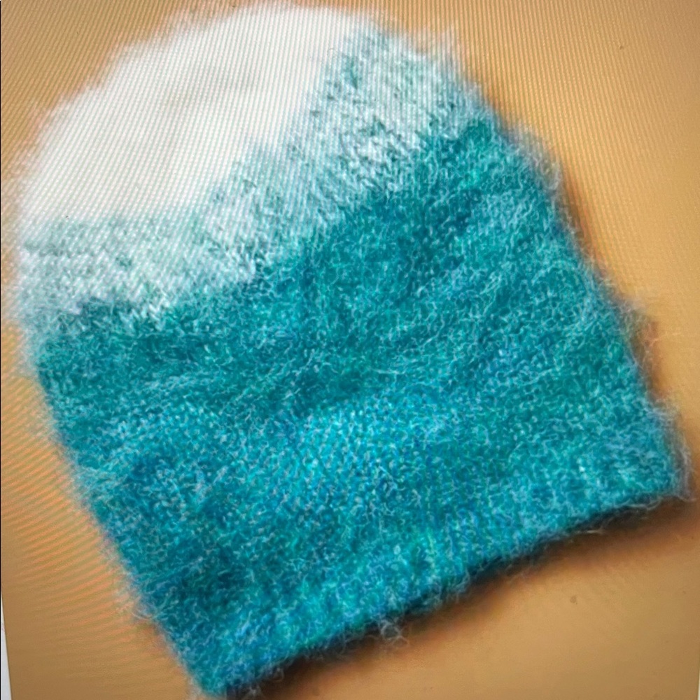 NWT Anthropologie Ombre Beanie Mint/Menthall
Green